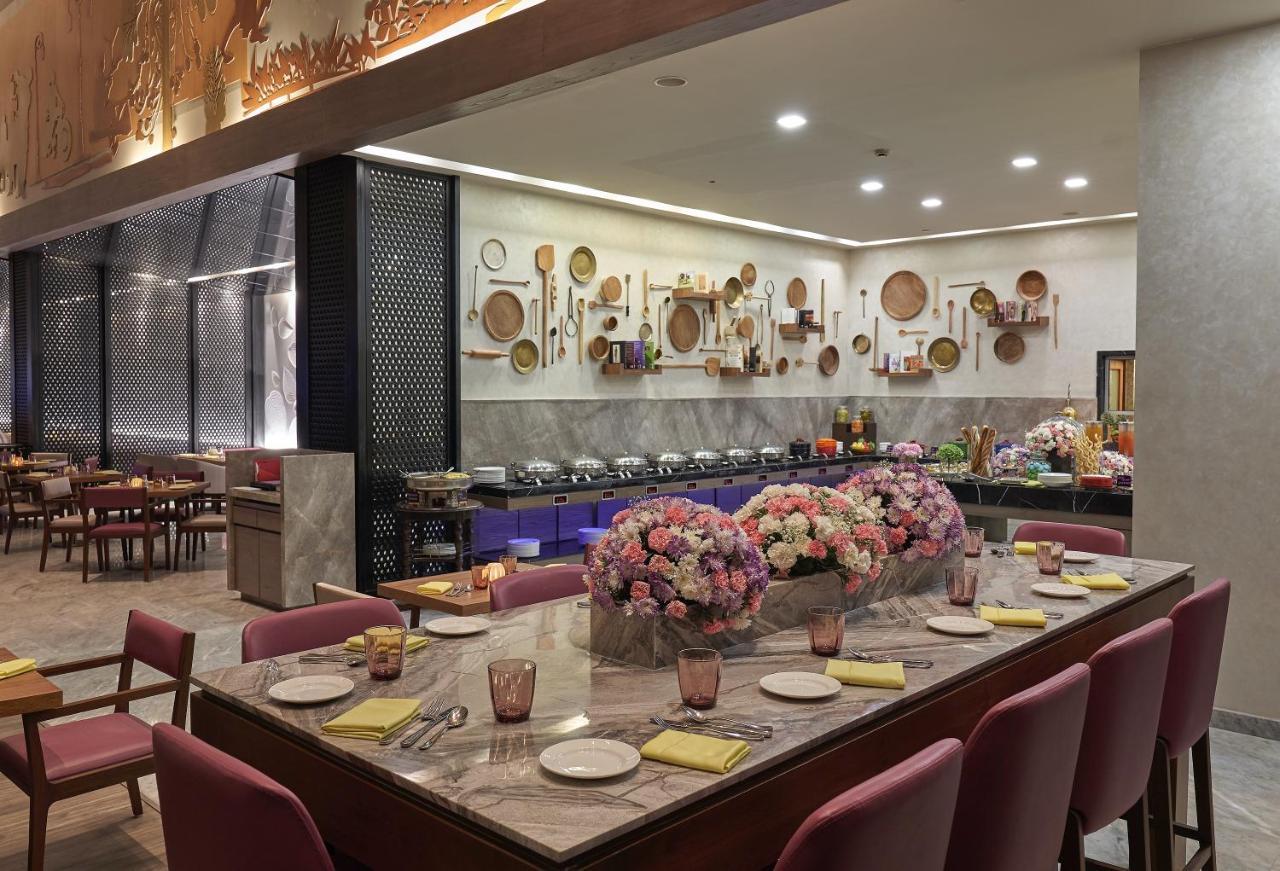 Vivanta Kolkata Em Bypass Esterno foto The buffet at the hotel