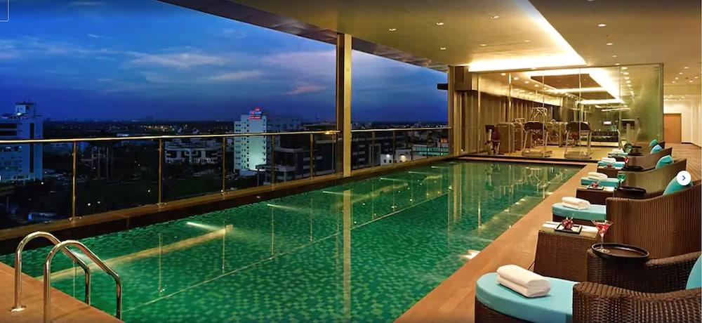 Vivanta Kolkata Em Bypass Esterno foto The pool at the 39th floor