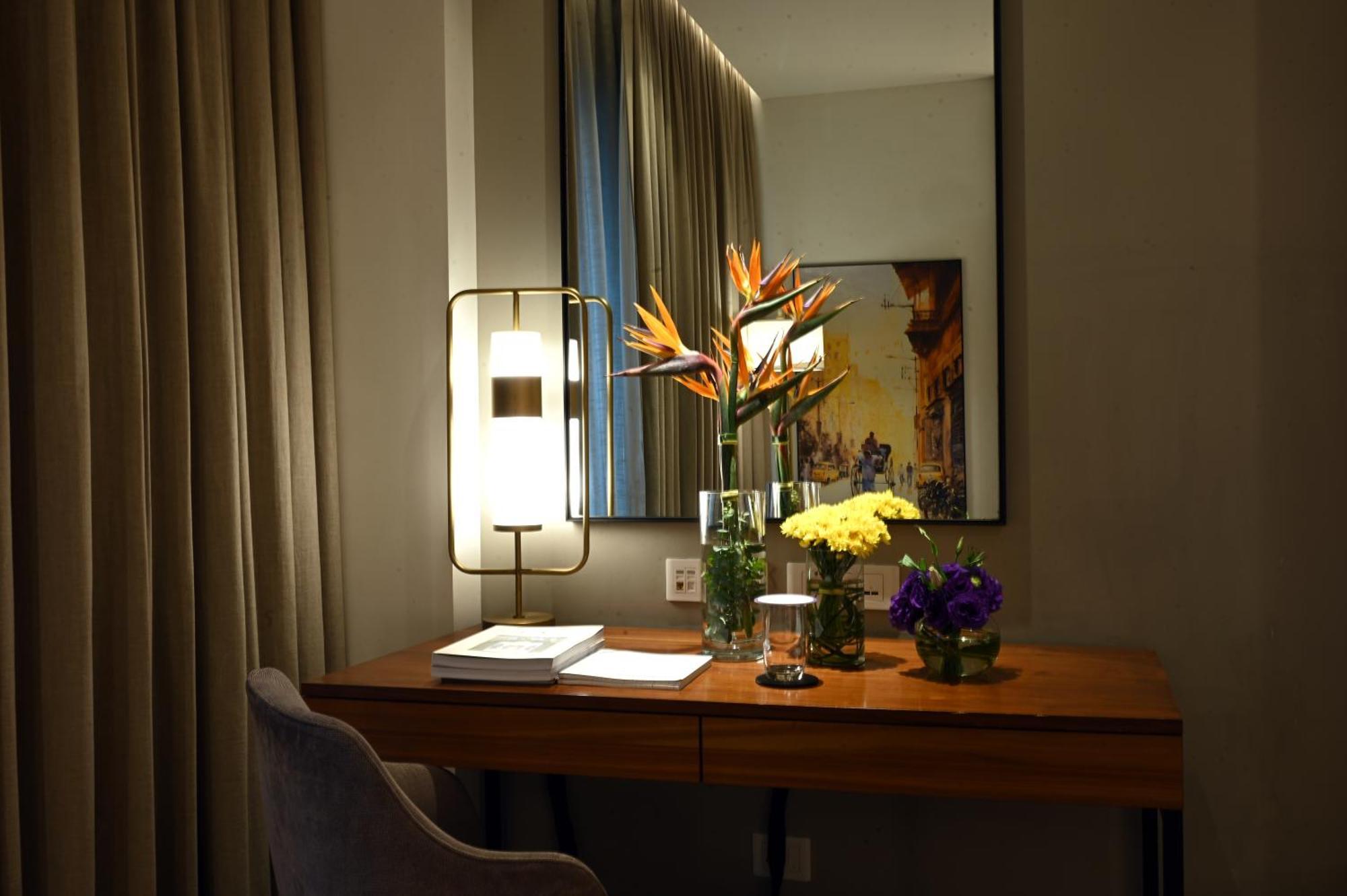 Vivanta Kolkata Em Bypass Esterno foto A desk in a hotel room