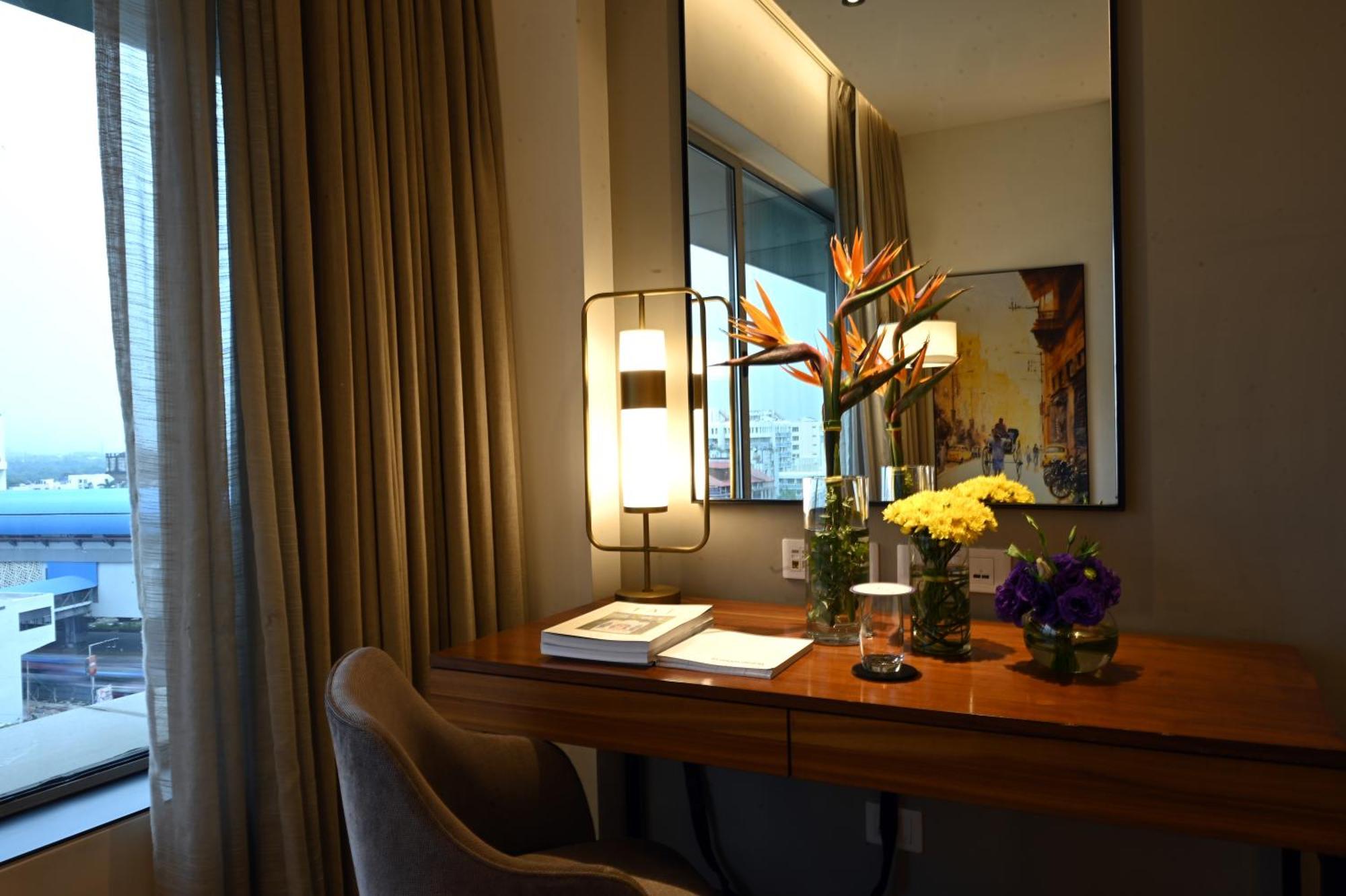 Vivanta Kolkata Em Bypass Esterno foto A room at the hotel