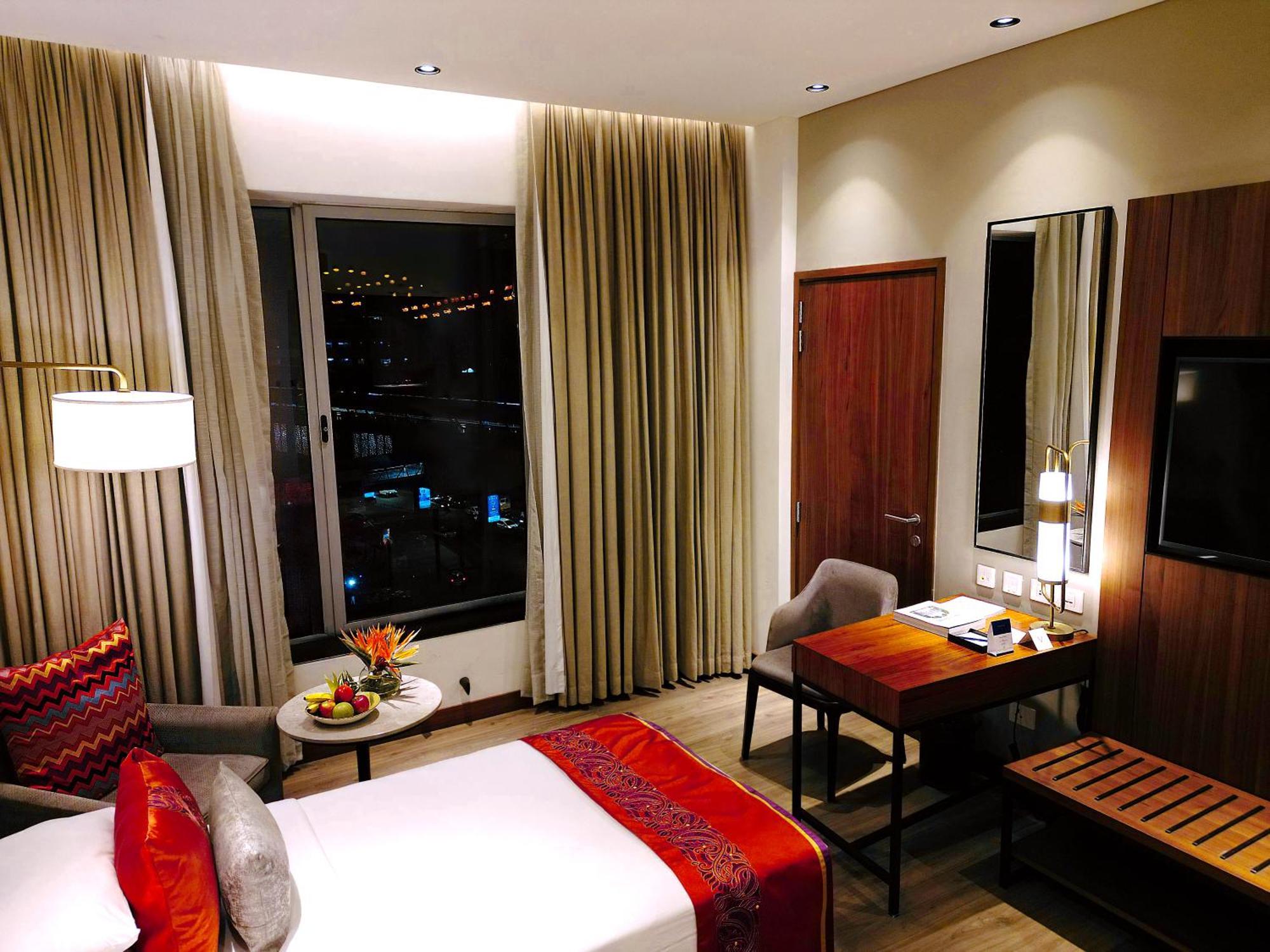 Vivanta Kolkata Em Bypass Esterno foto A room at the hotel