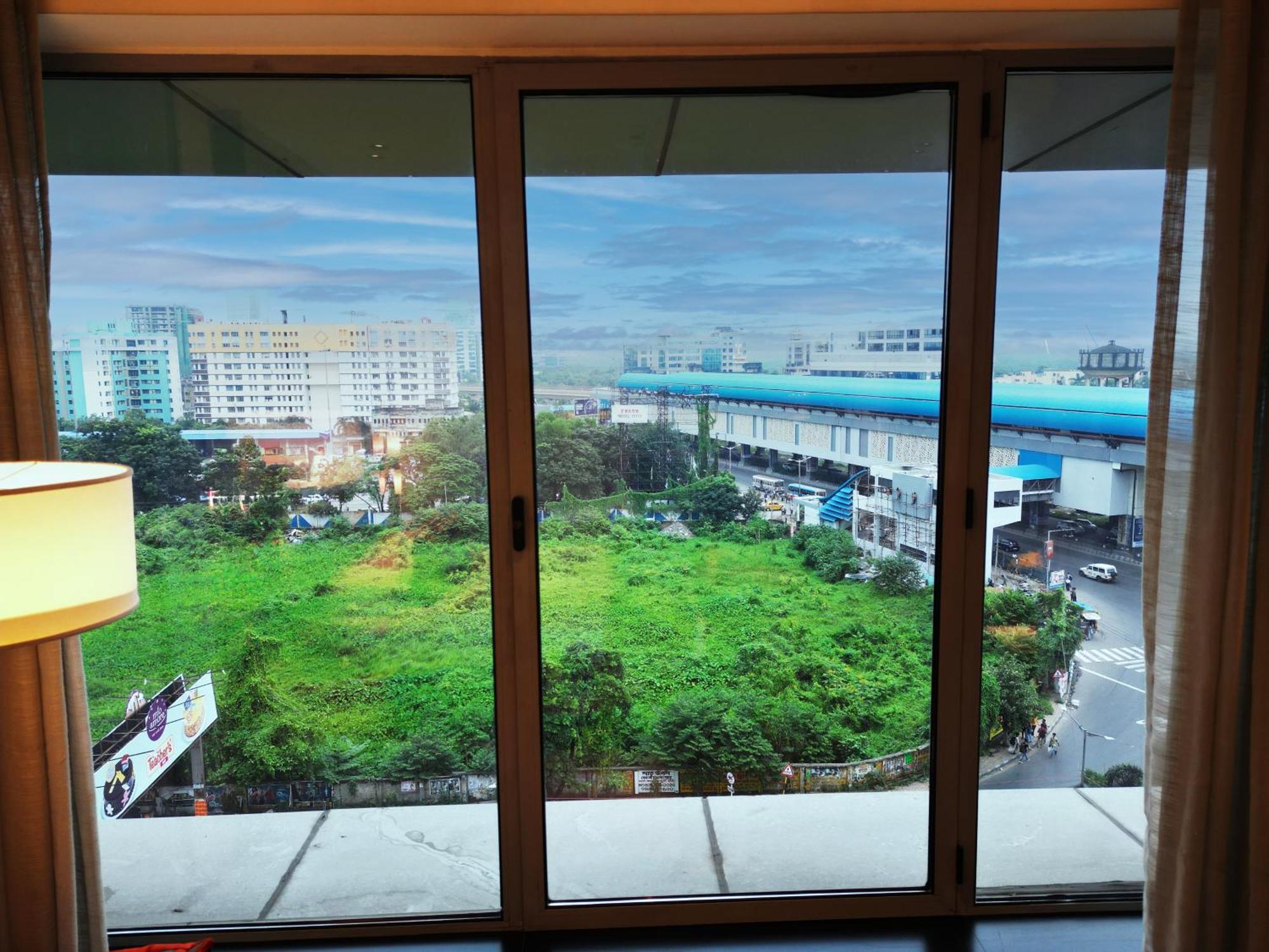 Vivanta Kolkata Em Bypass Esterno foto View of the station from a nearby hotel