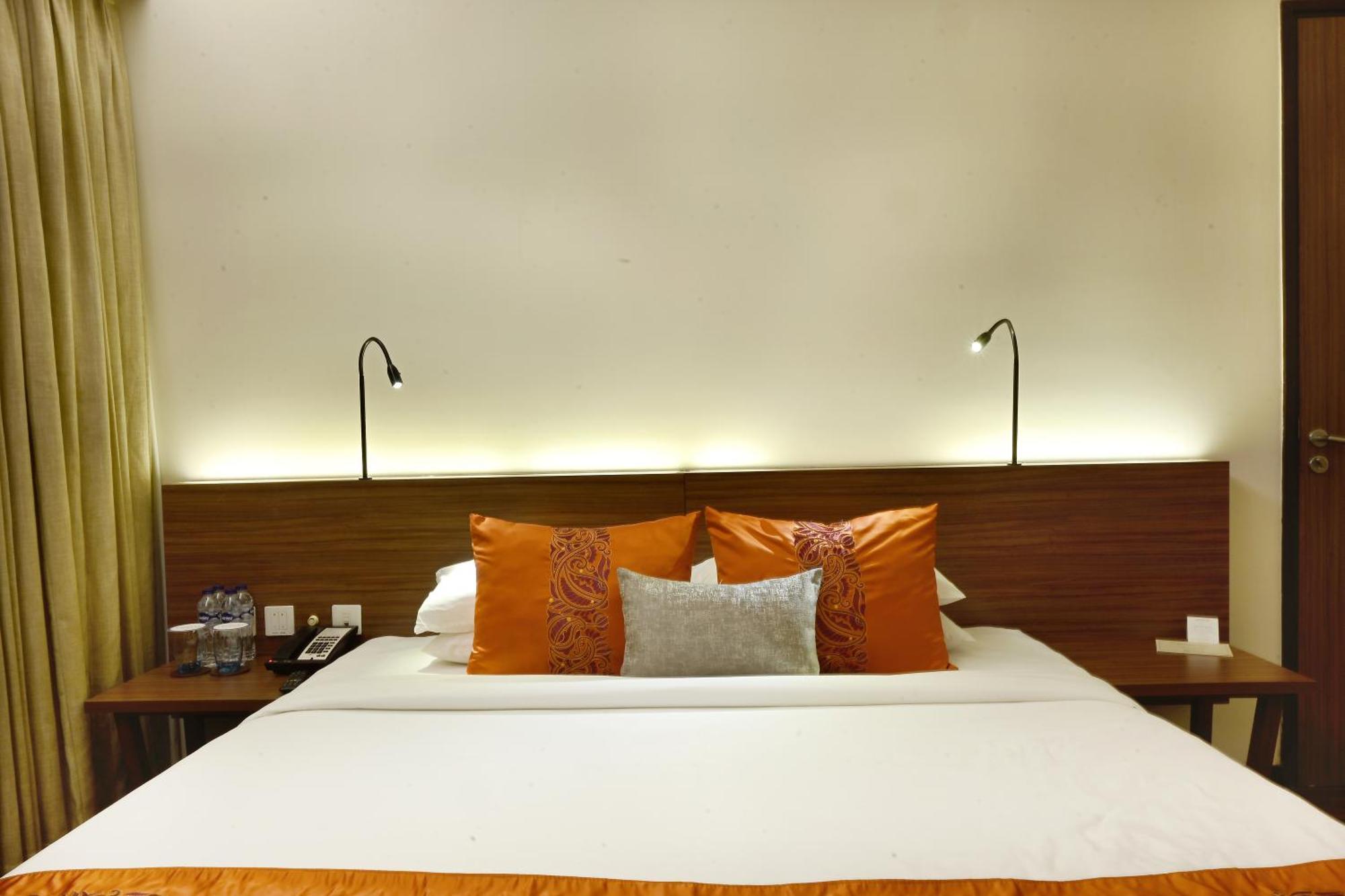 Vivanta Kolkata Em Bypass Esterno foto A bed in a hotel room