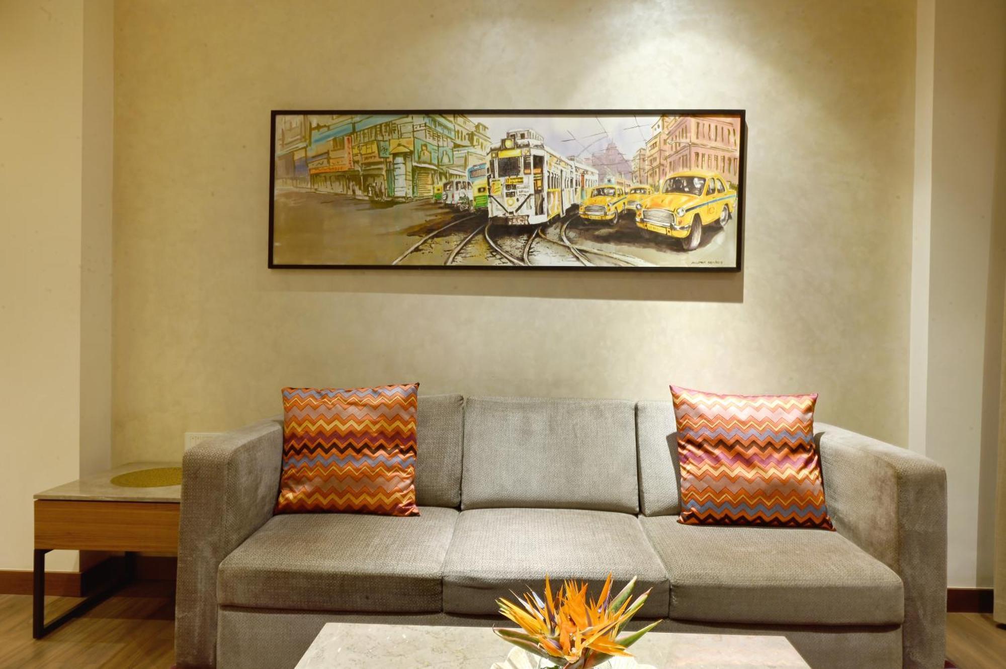 Vivanta Kolkata Em Bypass Esterno foto A three-seat sofa