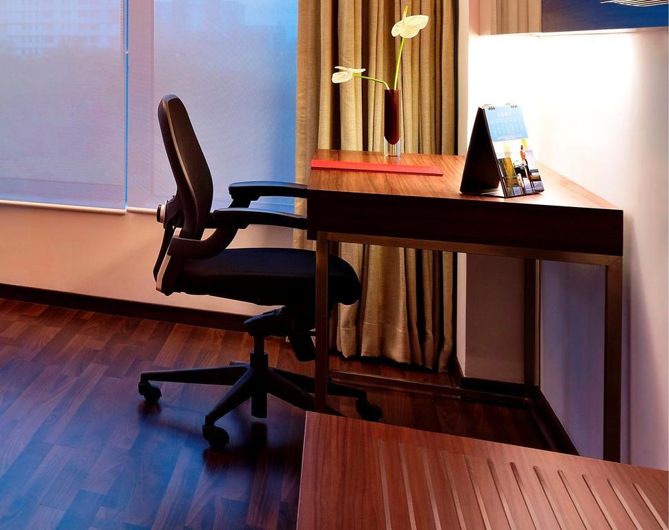 Vivanta Kolkata Em Bypass Camera foto A typical office chair