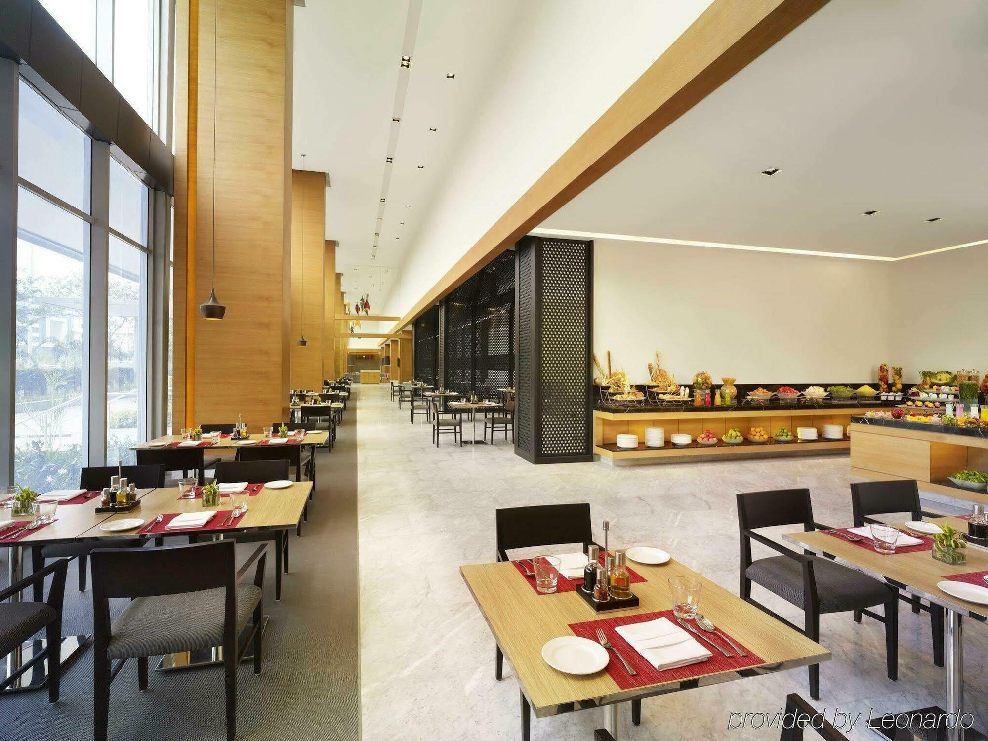 Vivanta Kolkata Em Bypass Esterno foto The restaurant